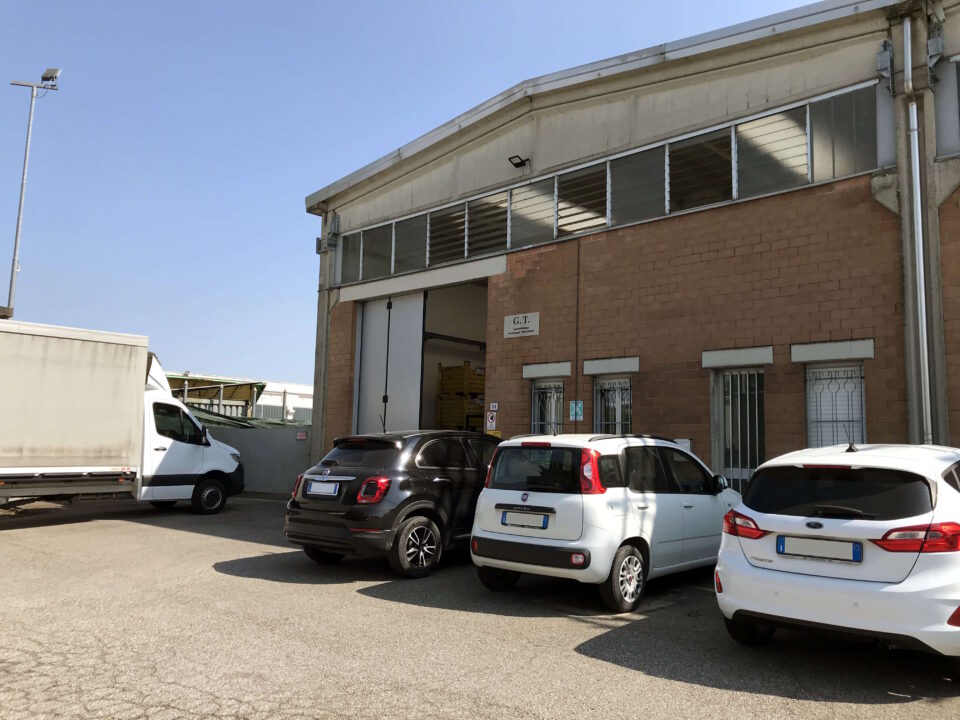 Immagine con l'ingresso del capannone